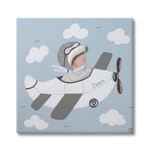 cuadro infantil personalizado de un niño en avión, con un fondo azul con nubes y avión blanco
