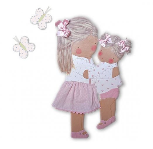 silueta de madera infantil niña con su hermana abrazadas mariposas