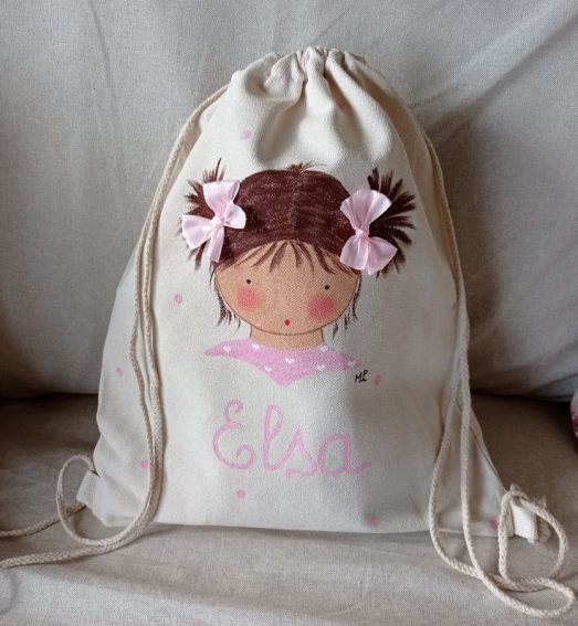 Mochila saco de tela rosa con nombre personalizado "Colitas" pintado a mano para niña.